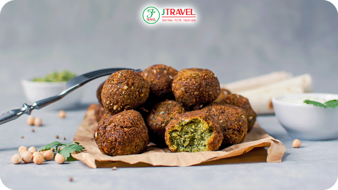 Taameya – Falafel kiểu Ai Cập làm từ đậu fava, chiên giòn, thường ăn kèm sốt tahini