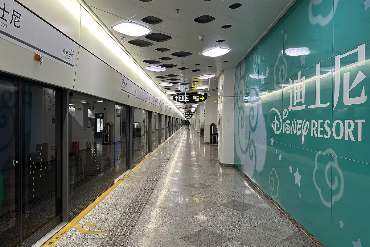 Ga tàu điện ngầm Disney Resort tuyến 11 ở Thượng Hải