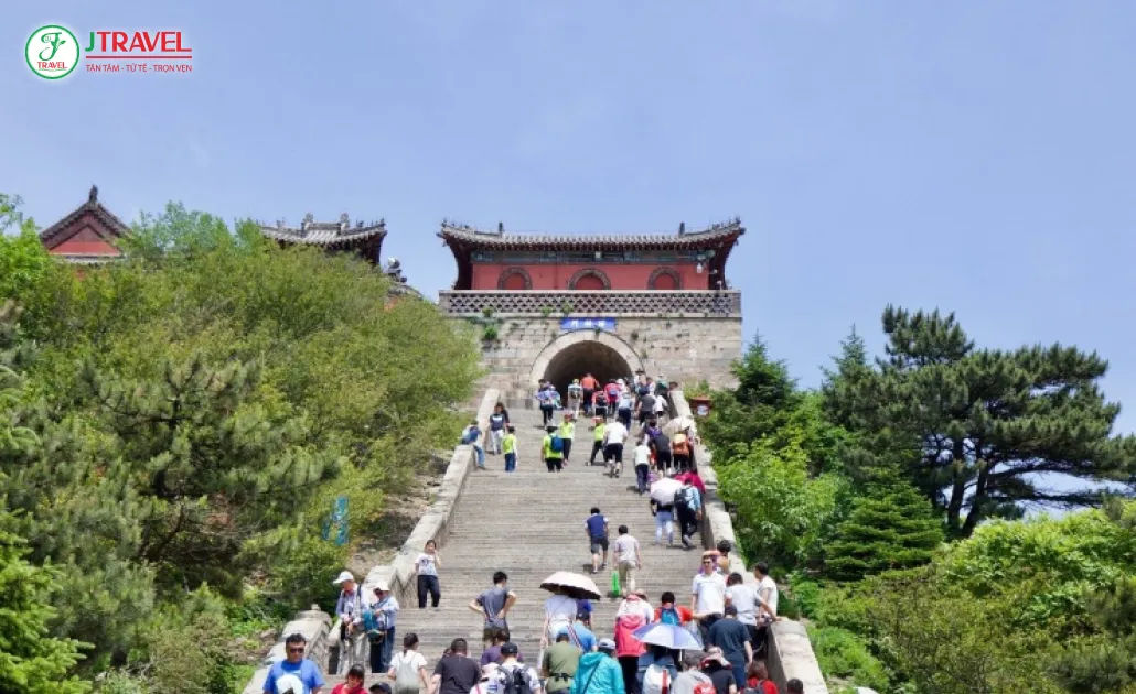 Du khách leo Núi Thái Sơn Trung Quốc, chinh phục hơn 7.000 bậc đá lên đỉnh Ngọc Hoàng