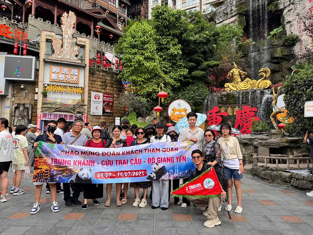 Đoàn khách J Travel trong hành trình tour Hồng Nhai Động - Trùng Khánh