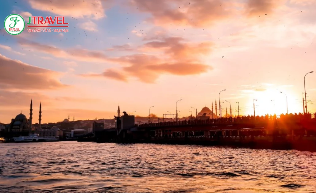 Hoàng hôn giao thoa ngày và đêm tại Karaköy Istanbul
