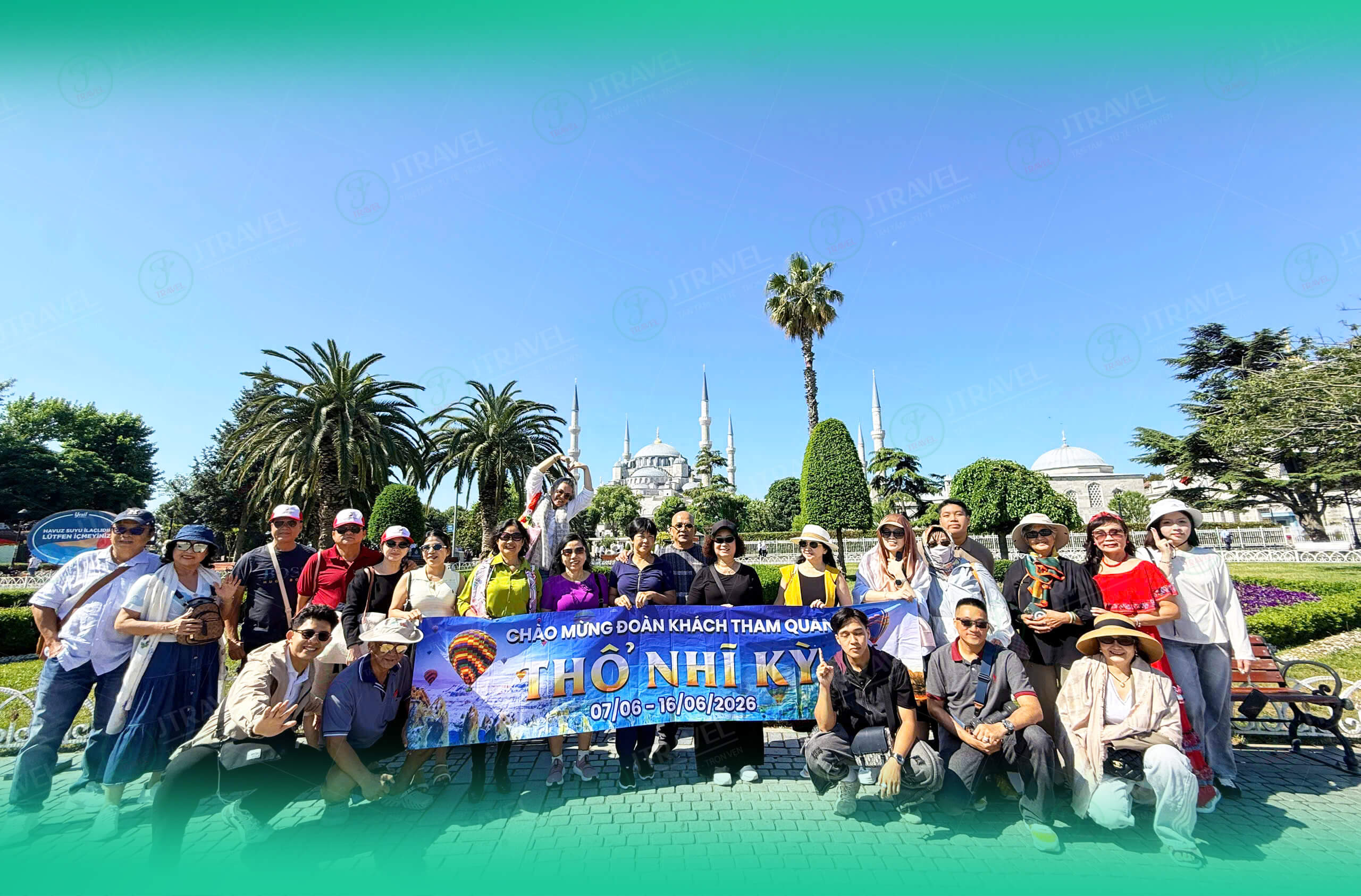 Đoàn khách J Travel tại quảng trường Sultanahmet, Istanbul