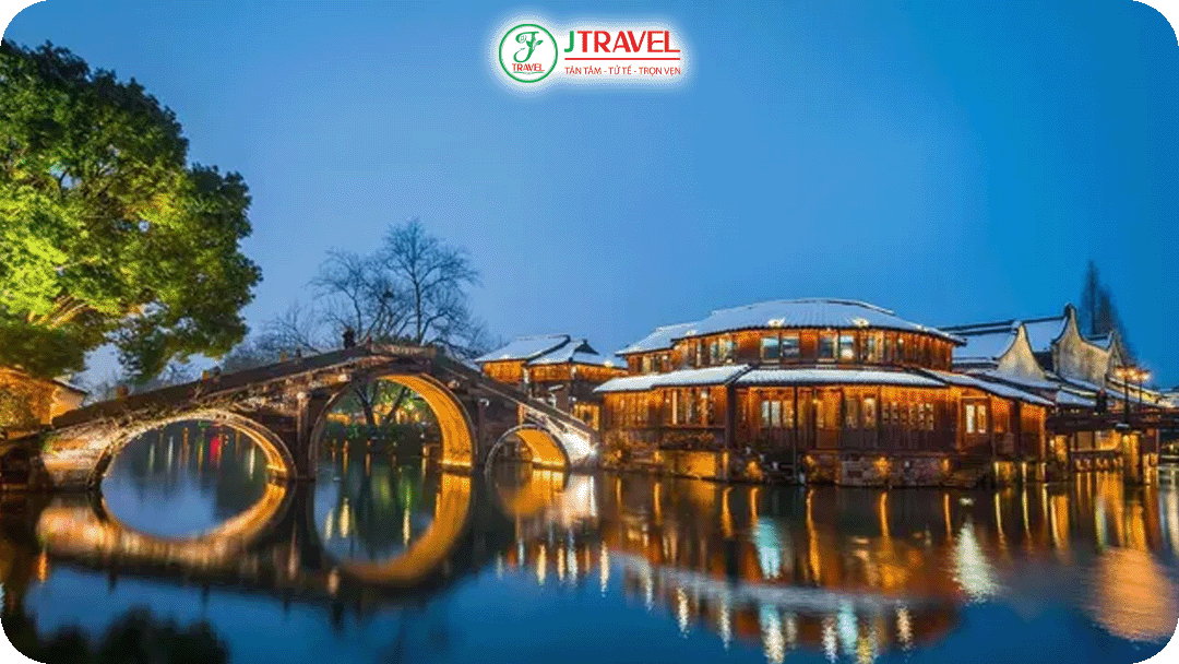 Ô Trấn trở nên lãng mạn dưới ánh đèn và tuyết trắng