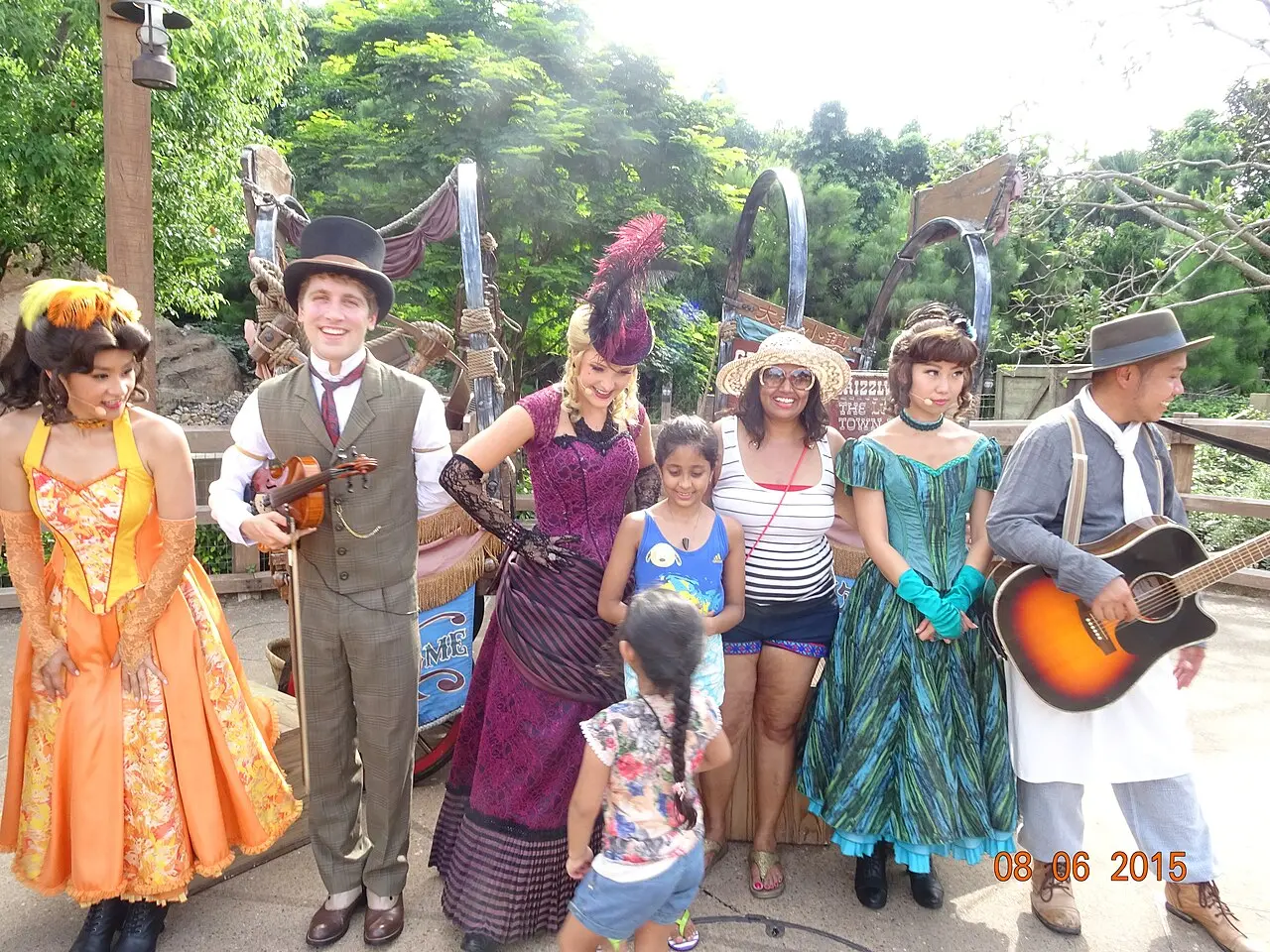 Gia đình vui chơi ở Disneyland, tour Mỹ hè cho trẻ nhỏ