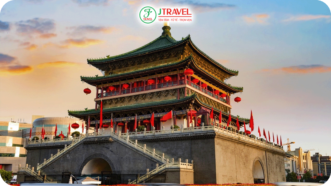 Tháp Chuông hiện lên như một cột mốc thời gian