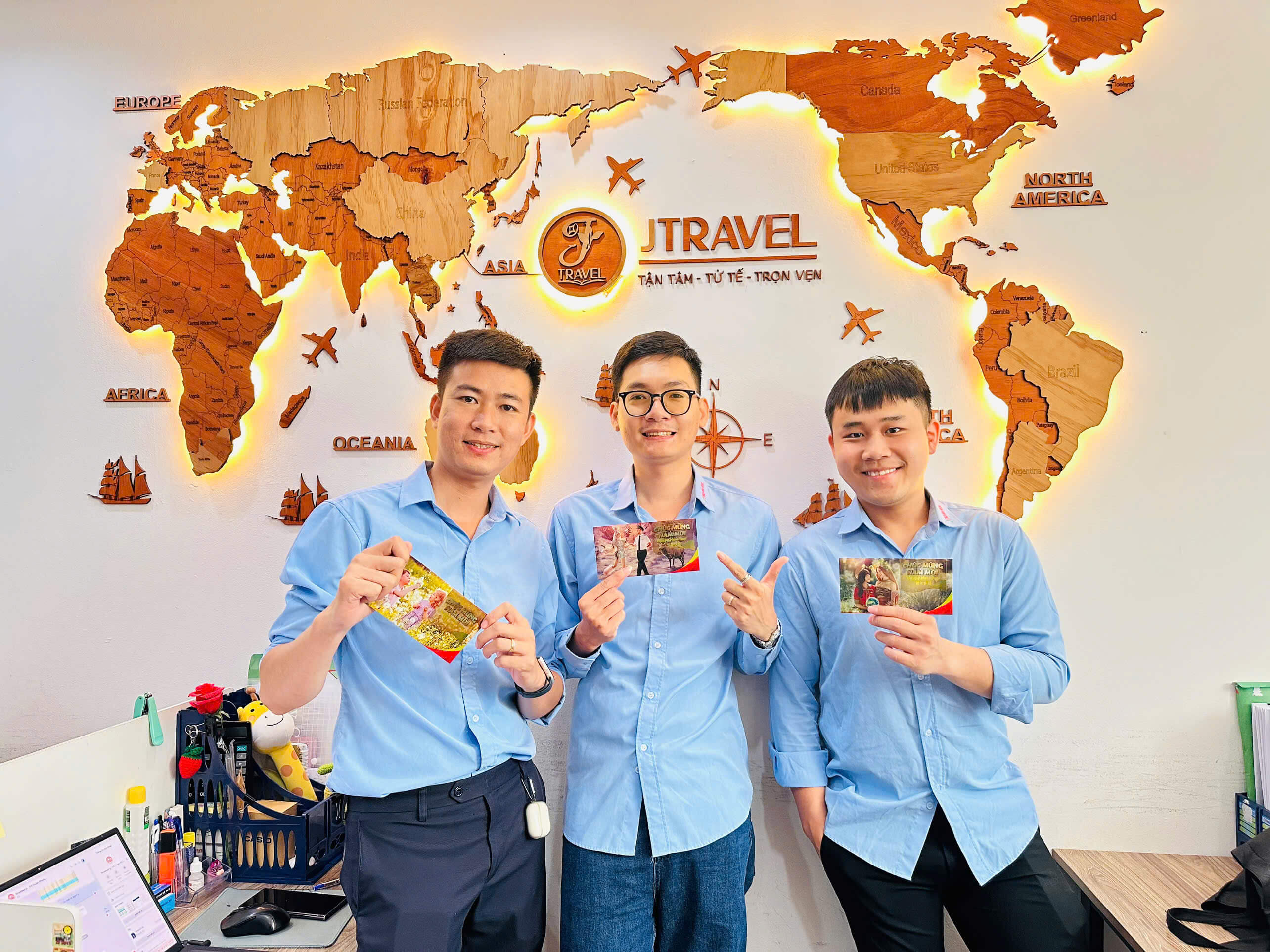 Nhân viên J Travel nhận thưởng đầu năm mới