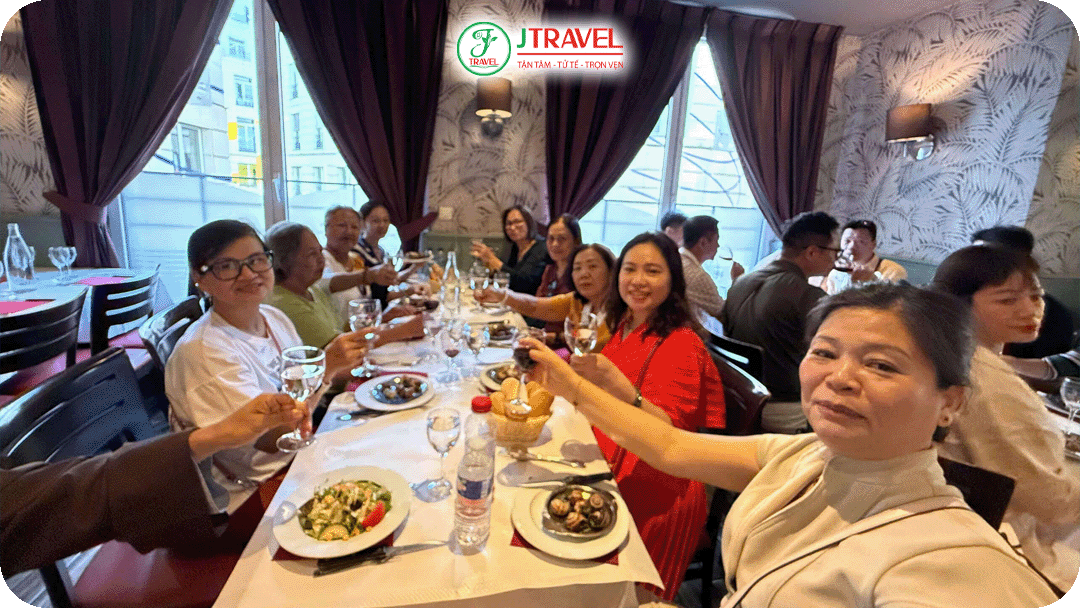 Du khách J Travel dùng bữa ăn
