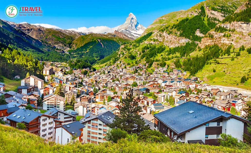 Toàn cảnh thị trấn Zermatt với đỉnh Matterhorn phủ tuyết