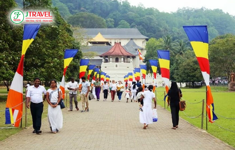 Nên mặc trang phục kín đáo, che vai và đầu gối ở các địa điểm tâm linh