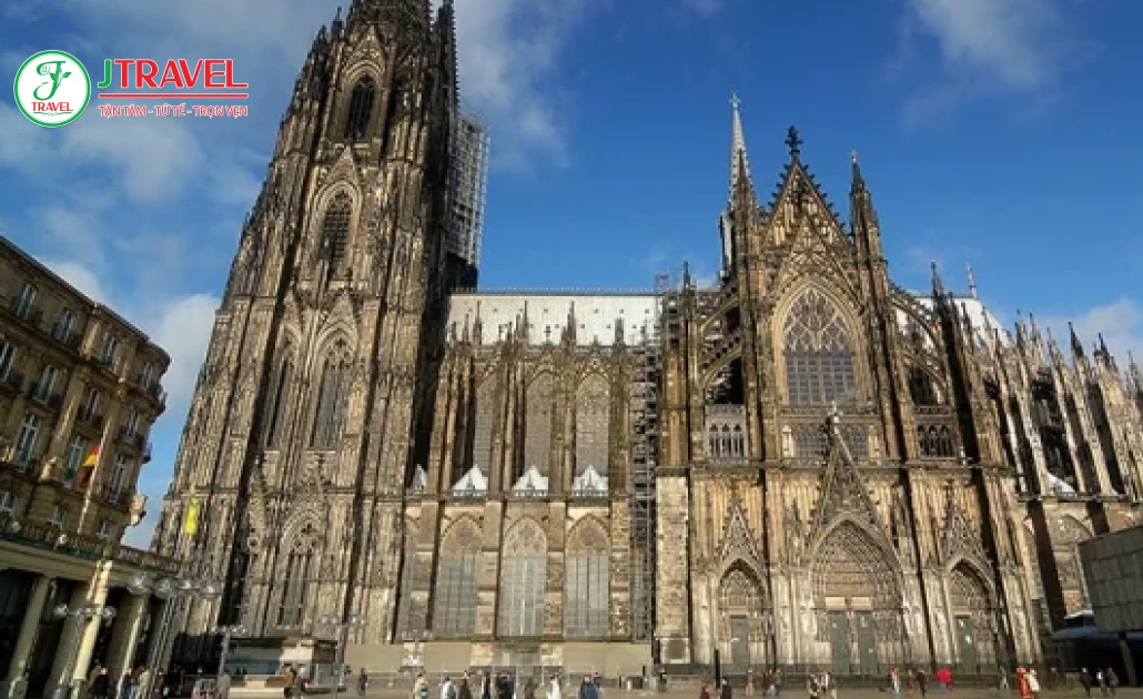 Nhà thờ Cologne với kiến trúc Gothic đồ sộ 