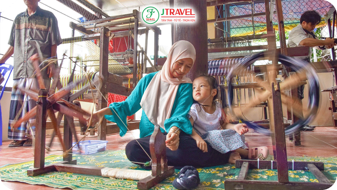 Làng Chăm Châu Phong giữ gìn nghề dệt thổ cẩm