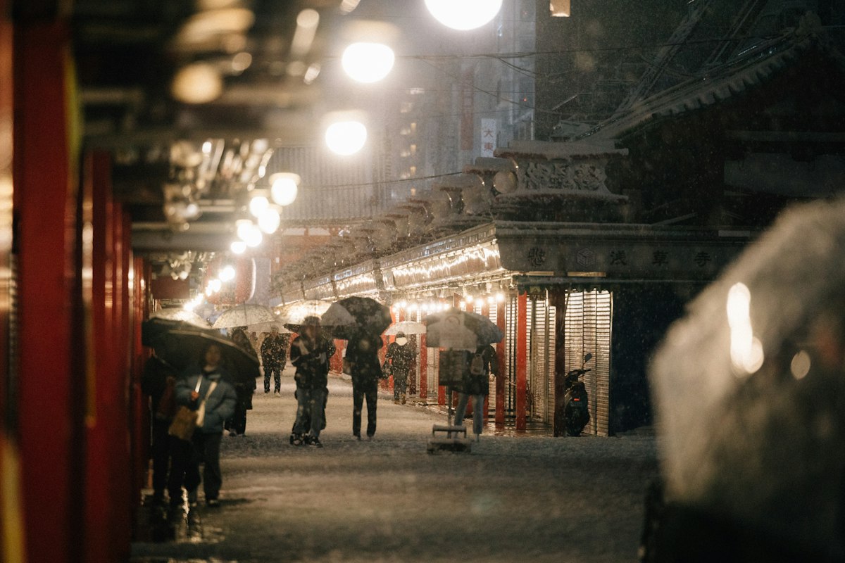 Phố Asakusa buổi tối khi các cửa hàng đã đóng cửa
