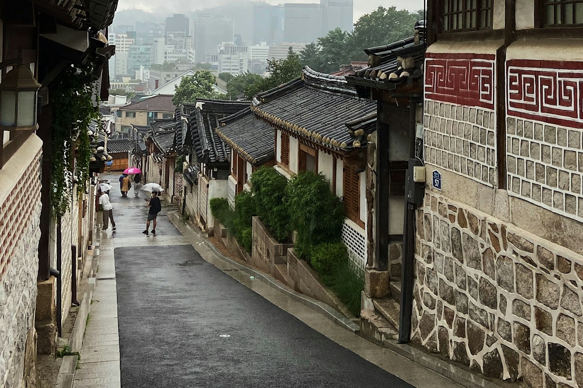 Con hẻm Hanok giữa thành phố Seoul