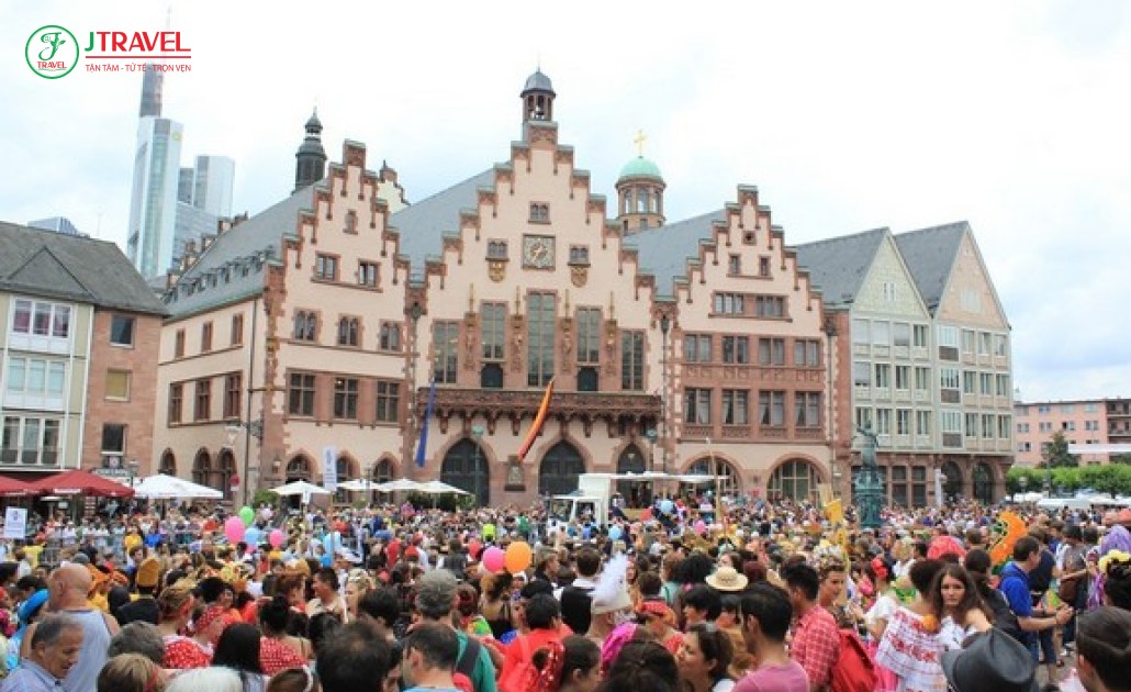 Quảng trường Römerberg mùa xuân với sắc màu tươi sáng