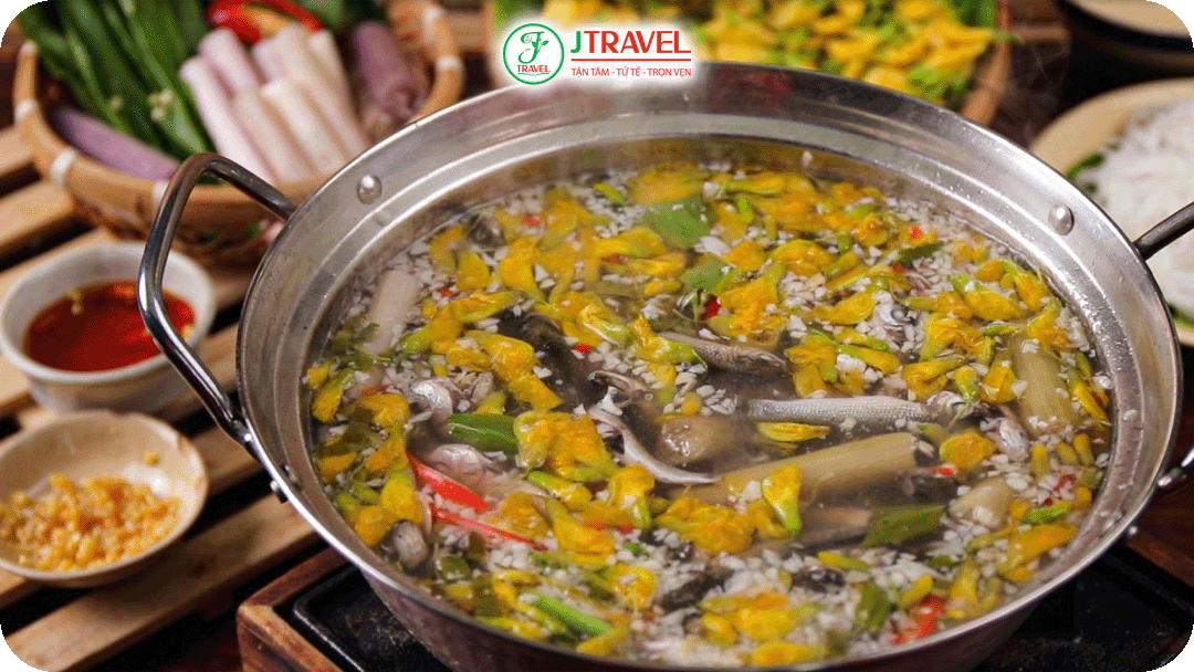 Lẩu cá linh bông điên điển là món ăn đặc trưng nhất của mùa nước nổi miền Tây