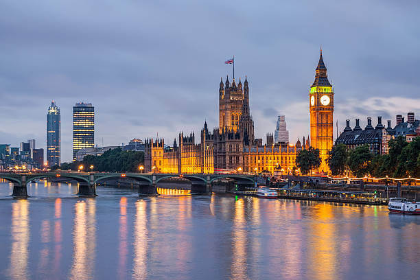 Tháp đồng hồ Big Ben lấp lánh vào ban đêm
