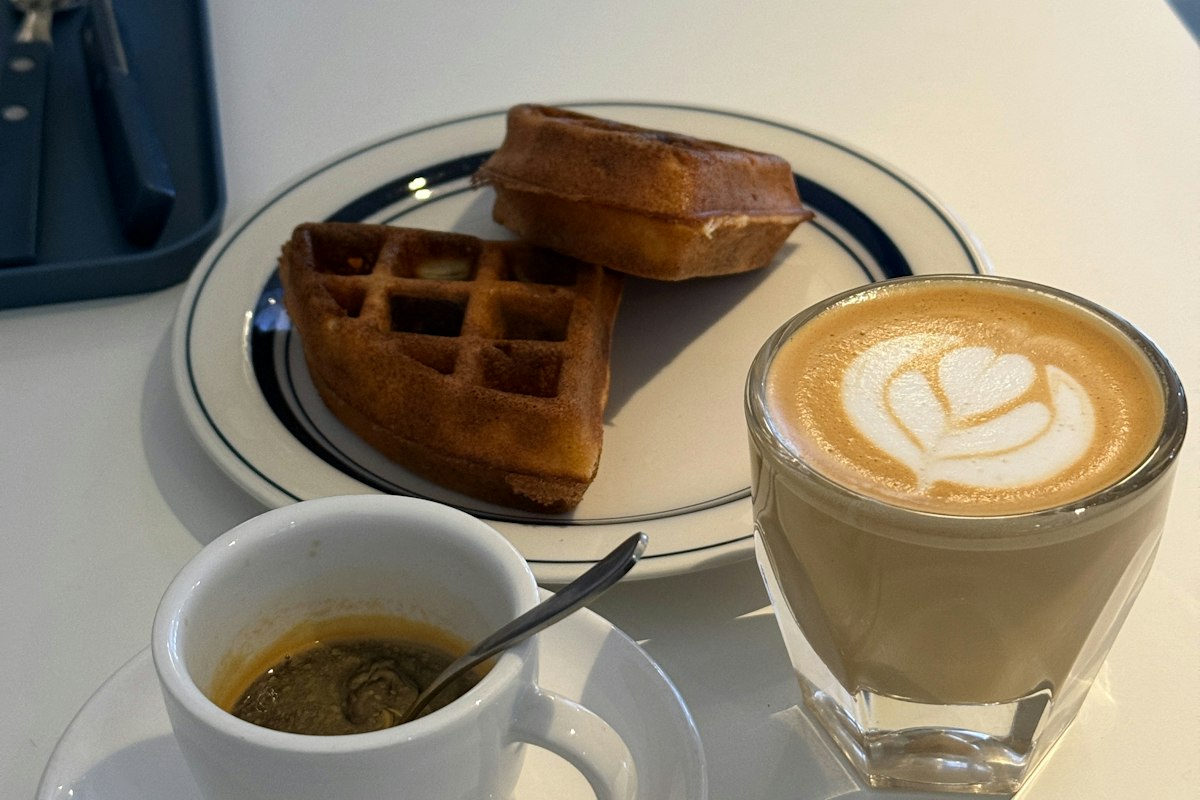 Cà phê và bánh waffle tại quán cà phê Hàn Quốc