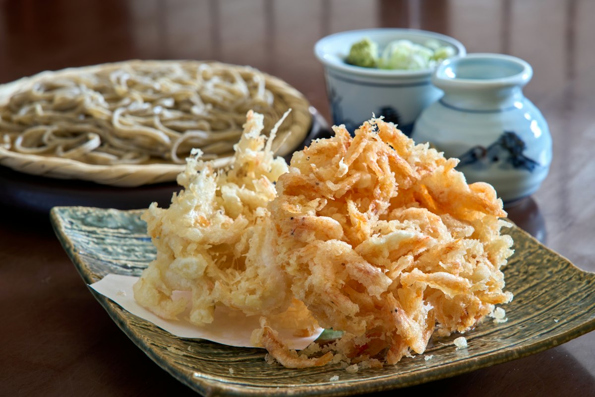 Mì Soba ăn cùng tempura chiên giòn