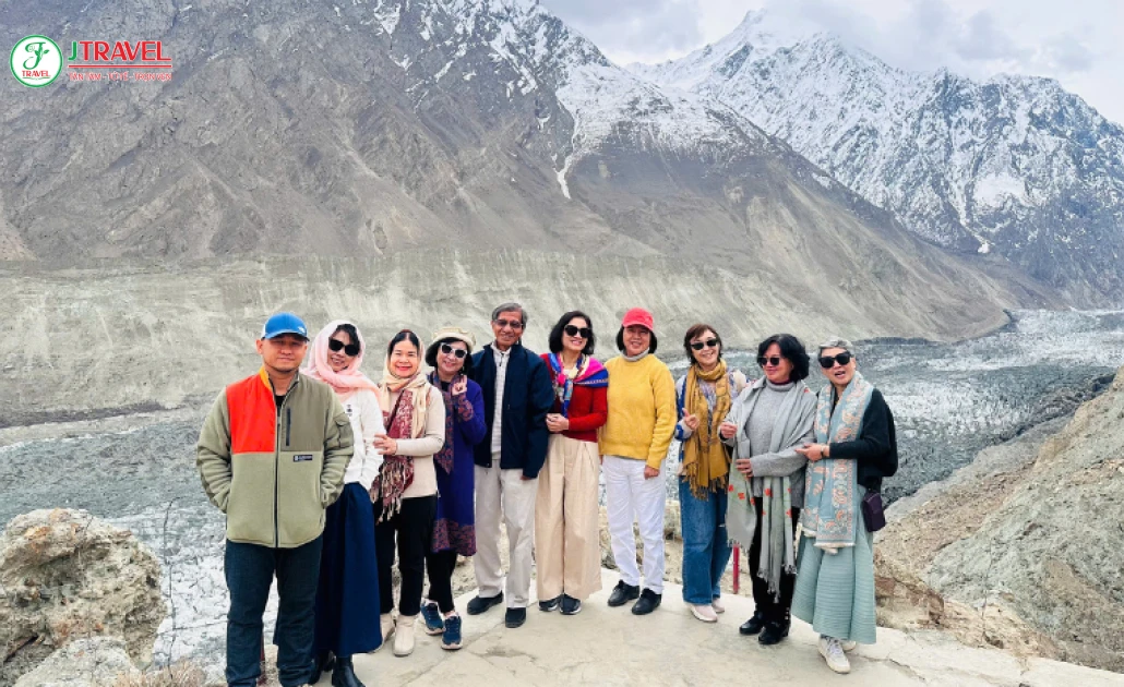 Du khách cần hướng dẫn địa phương khi khám phá sông băng Hopper