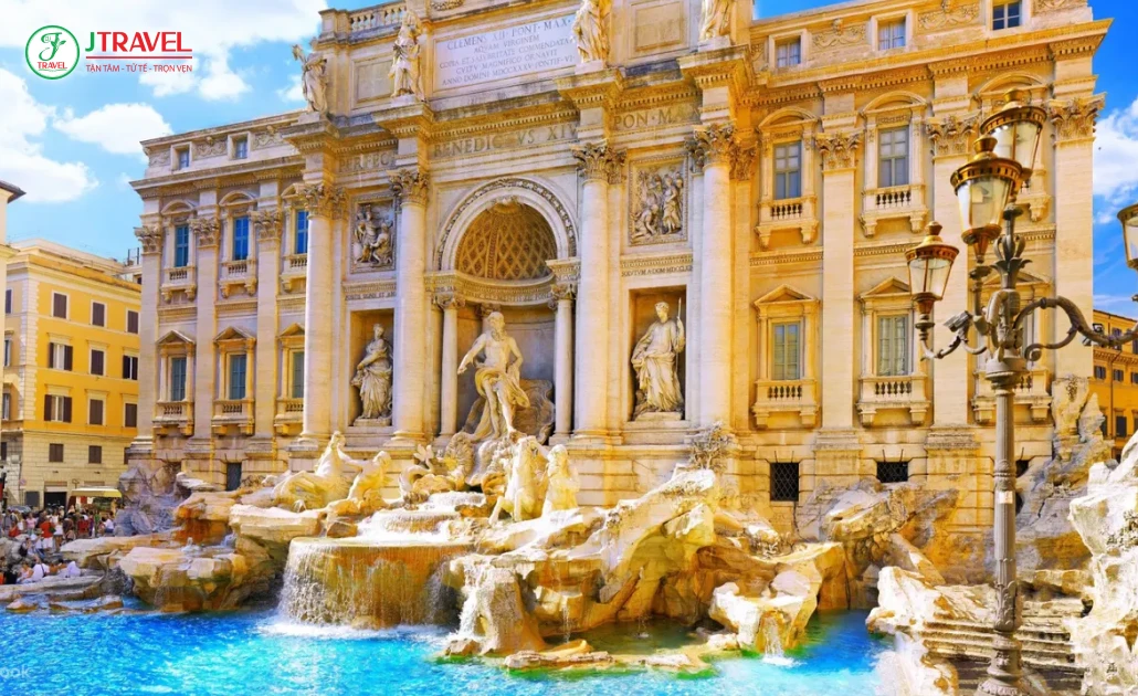 Du khách ném đồng xu tại Đài Trevi