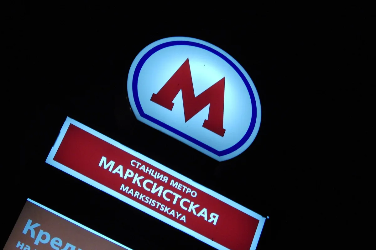 Biển chỉ dẫn chữ Kirin ở lối vào ga metro Moscow