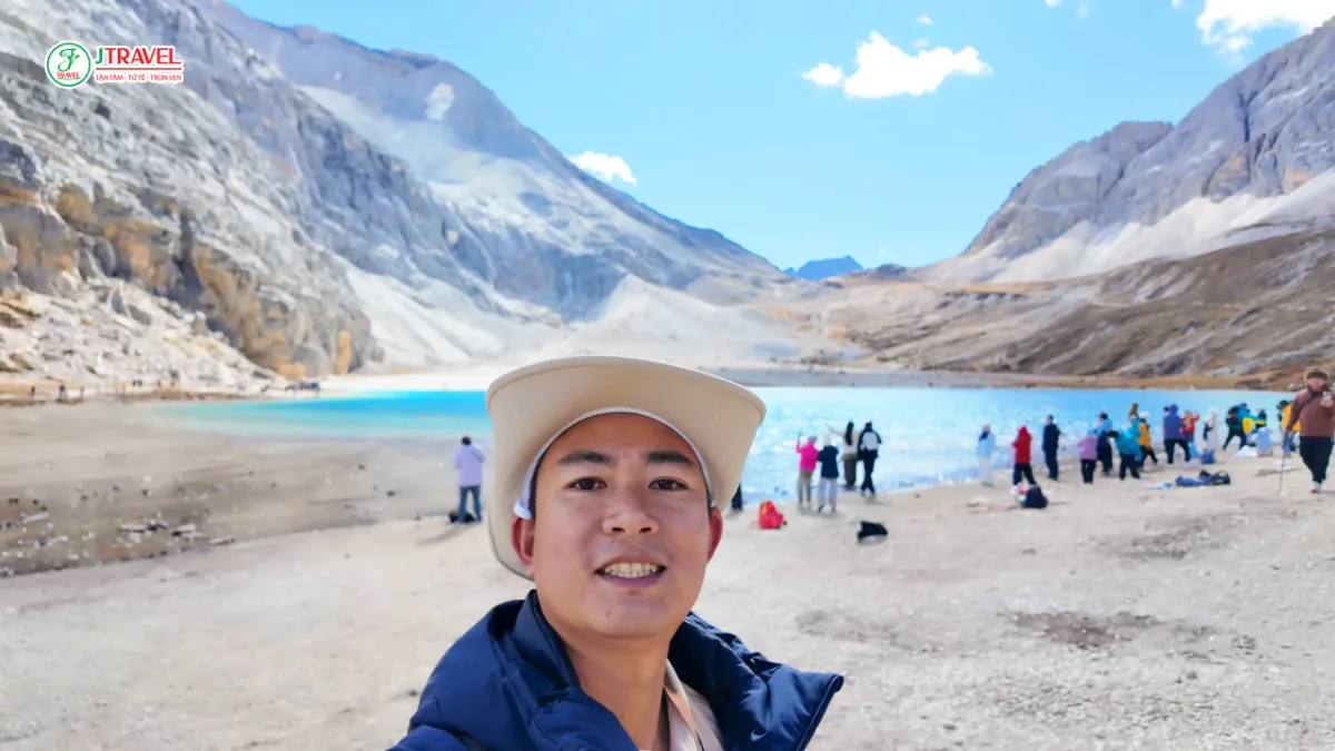 Du khách J Travel bên hồ xanh ngọc ở Á Đinh