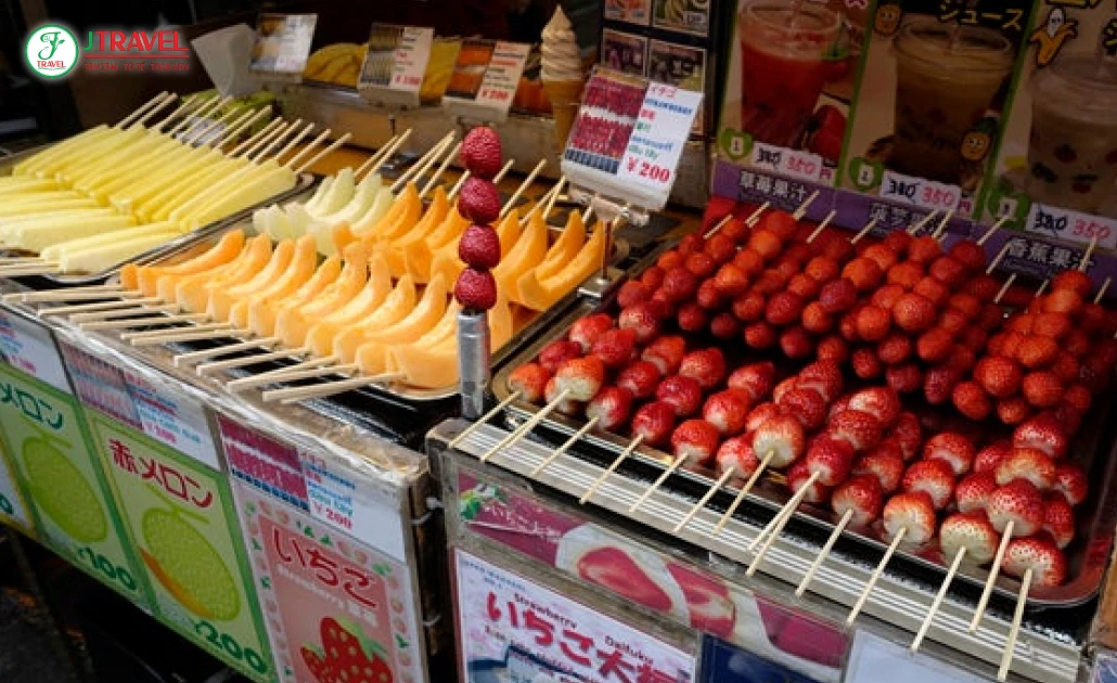 Xiên trái cây tươi theo mùa tại quầy Hyakkaen