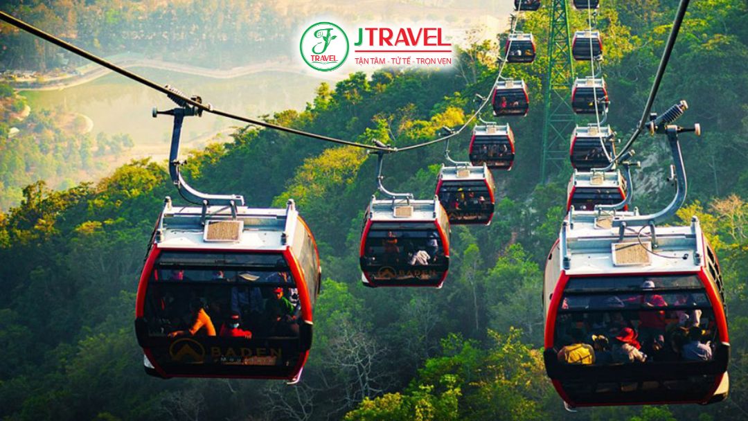 Đi cáp treo lên núi Bà Đen