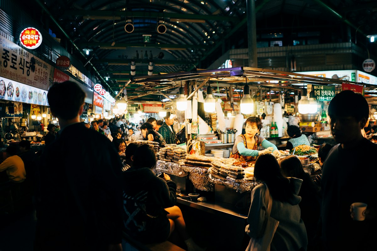 Chợ đêm đông đúc với nhiều quầy đồ ăn