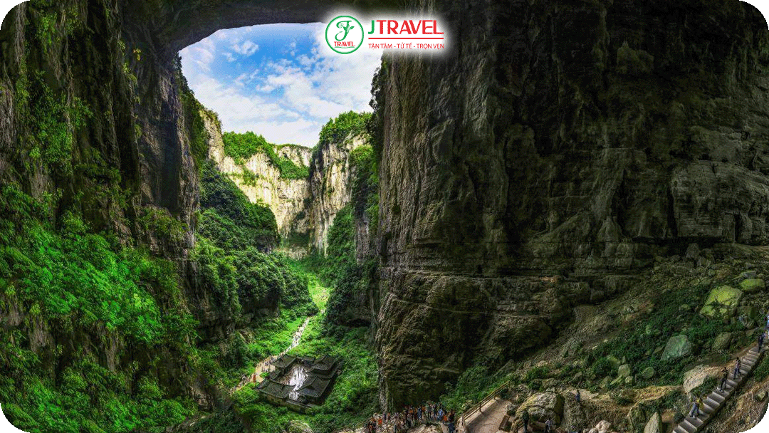 bên cạnh các cây cầu tự nhiên là hệ thống hố sụt khổng lồ sâu đến 300–500m