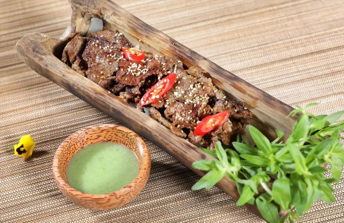 Thịt nấu ống tre là món ăn độc đáo của người Hani, mang hương vị tự nhiên và thơm ngon (ảnh internet)