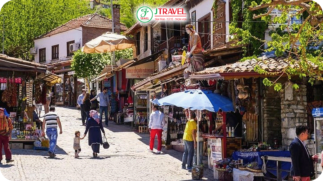 Chợ phiên nhỏ tại các góc phố ở làng Sirince