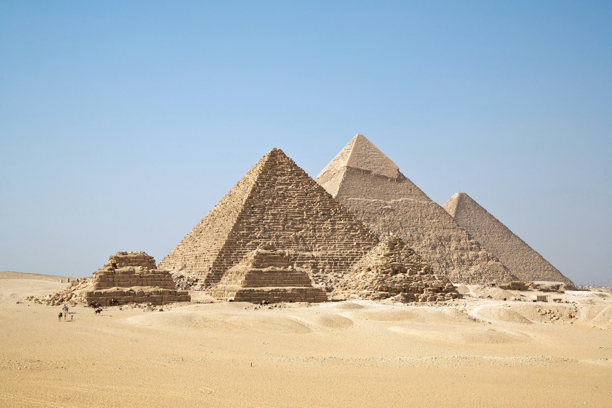 Quần thể Kim tự tháp Giza giữa sa mạc