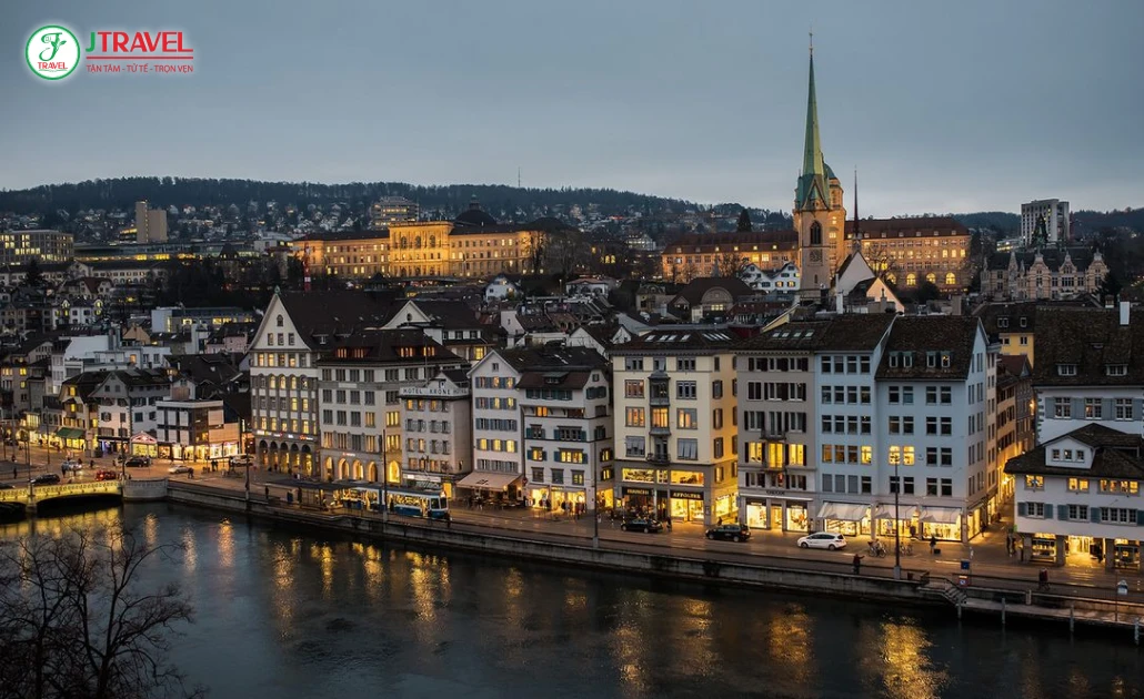 Phố cổ Altstadt Zurich với kiến trúc châu Âu cổ kính