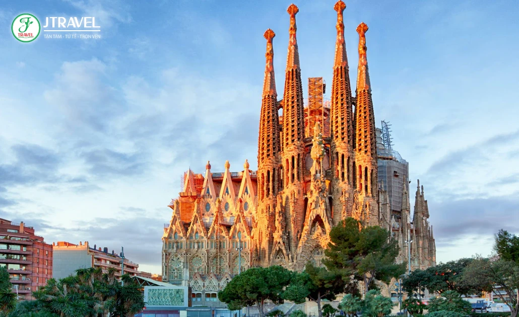 Barcelona nổi bật với nghệ thuật, kiến trúc và nhịp sống sôi động