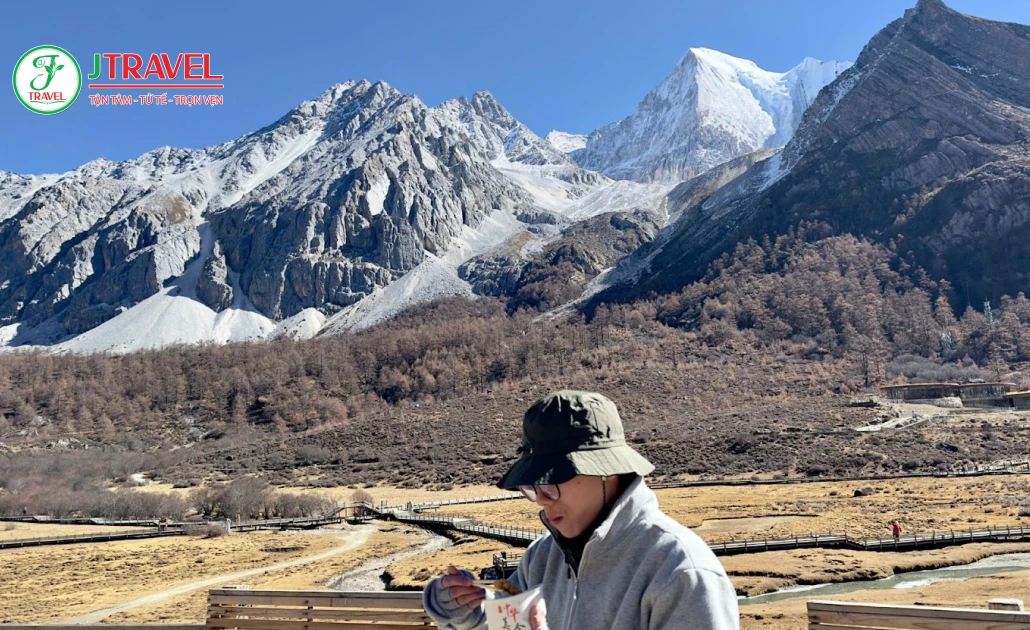 Cảnh Á Đinh mùa xuân giao thoa tuyết trắng, nắng nhẹ và sắc xanh non