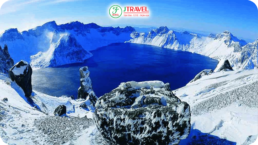 Mùa đông hồ Thiên Trì đóng băng hoàn toàn, tuyết phủ trắng xóa