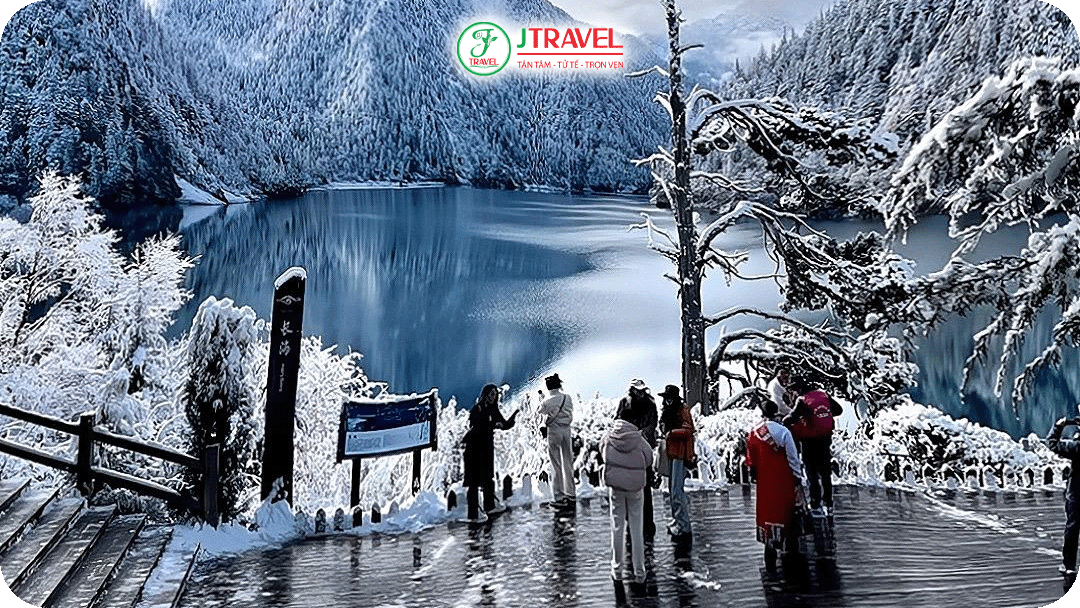 Cửu Trại Câu mùa đông với rừng xanh tuyết trắng tuyệt đẹp
