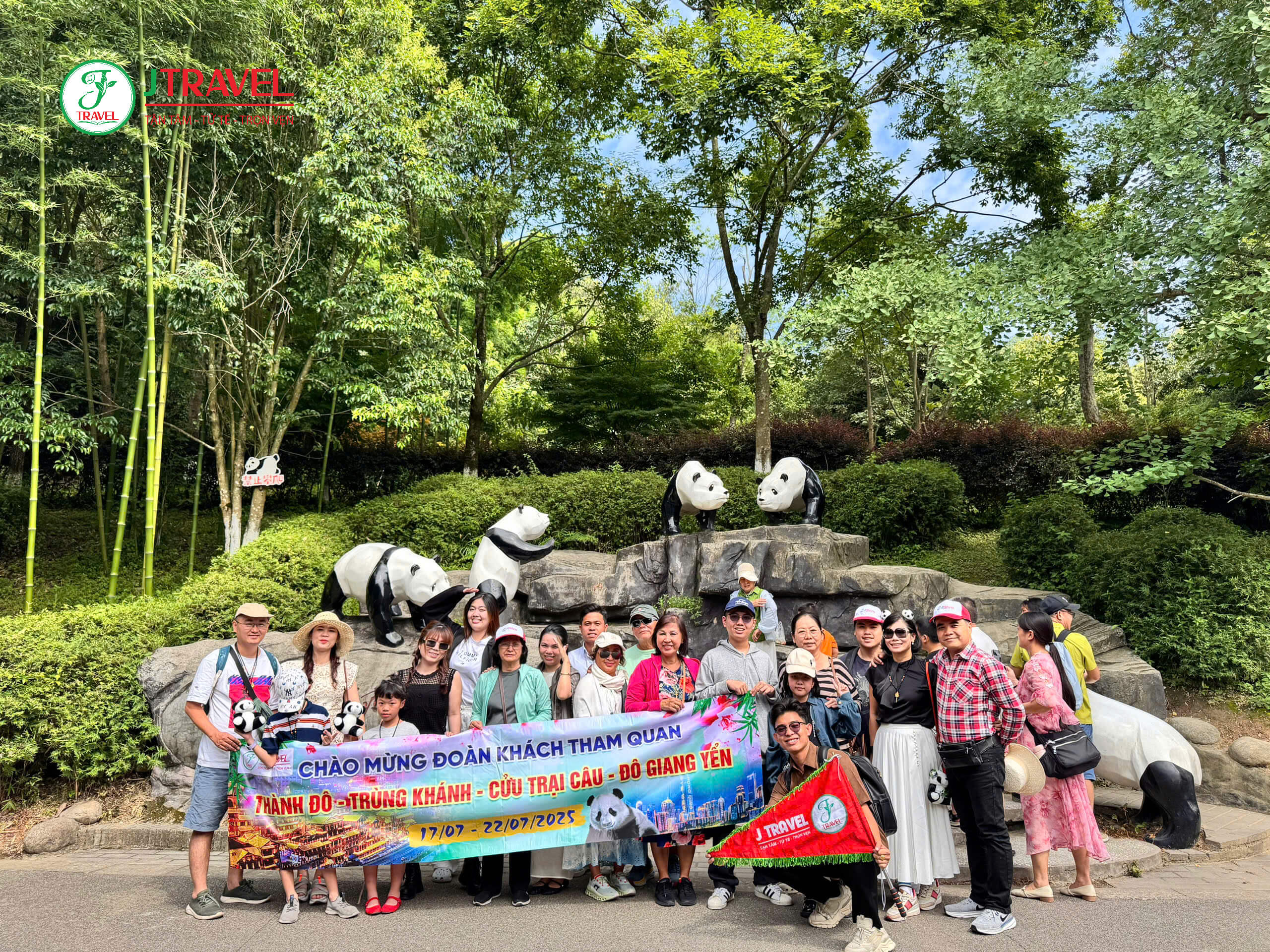 Du khách tham quan Đô Giang Yển chụp hình checkin