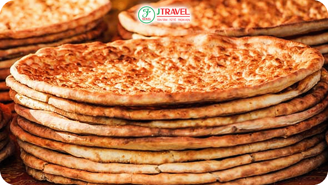 Người dân địa phương thường ăn naan cùng thịt nướng, súp hoặc trà sữa