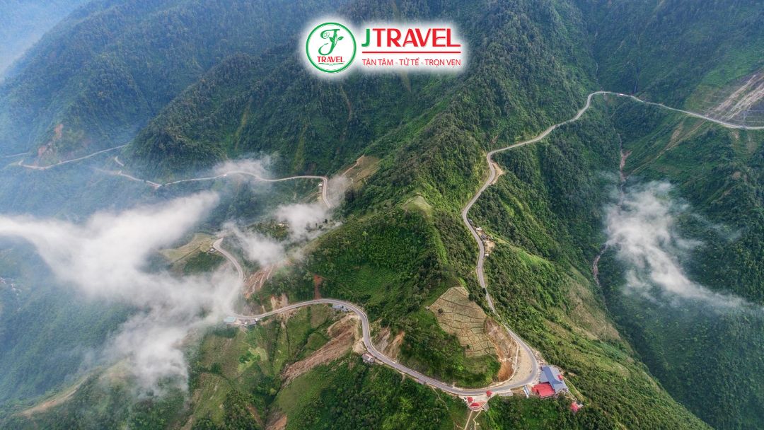 Cung đường đèo Khau Phạ nổi tiếng với view ruộng bậc thang Mù Cang Chải