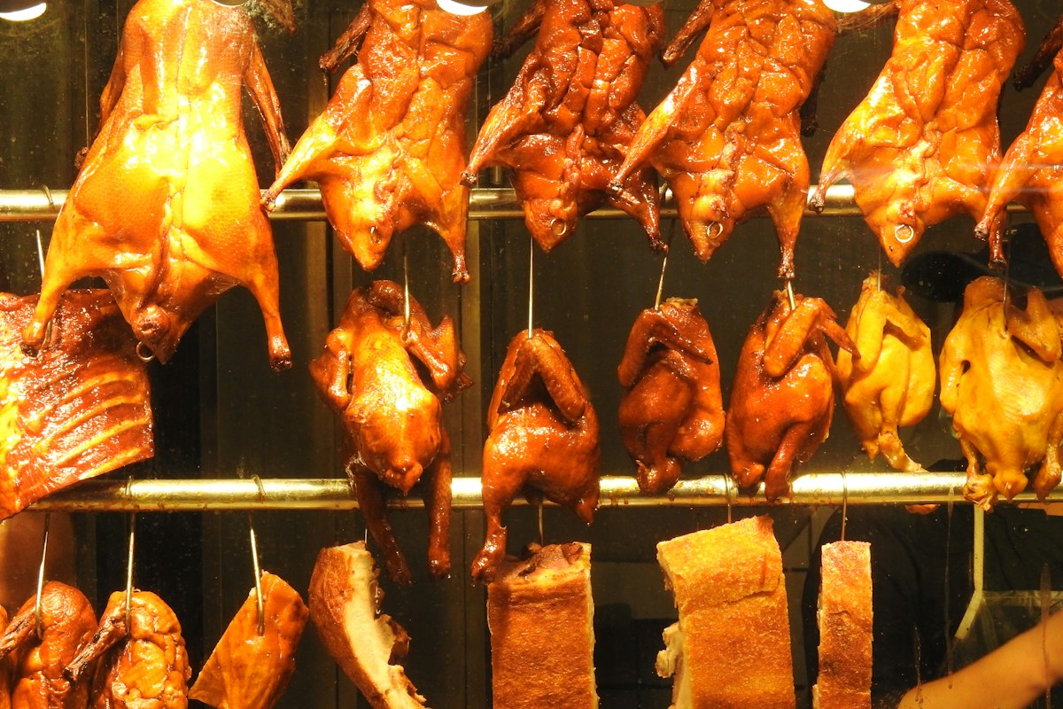 Ngỗng quay treo trong quầy thịt quay