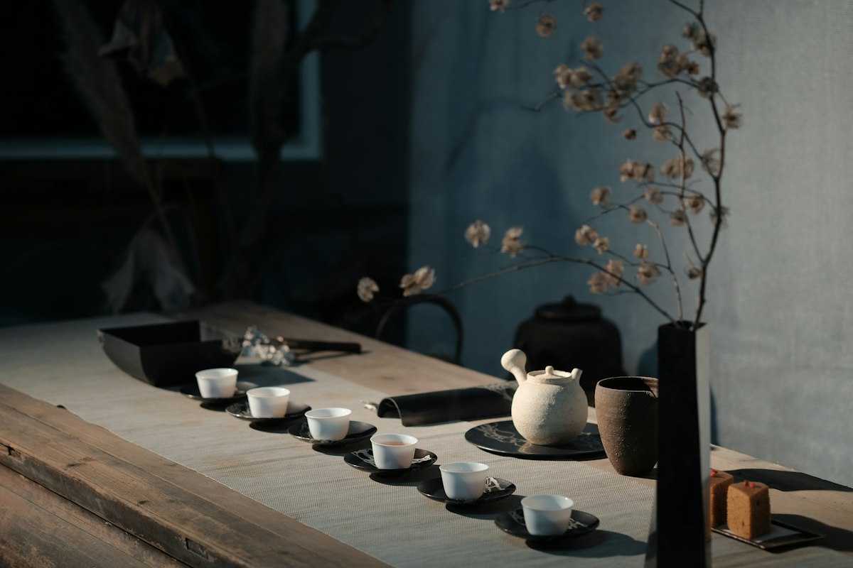 Bộ ấm chén trà Nhật trên bàn gỗ