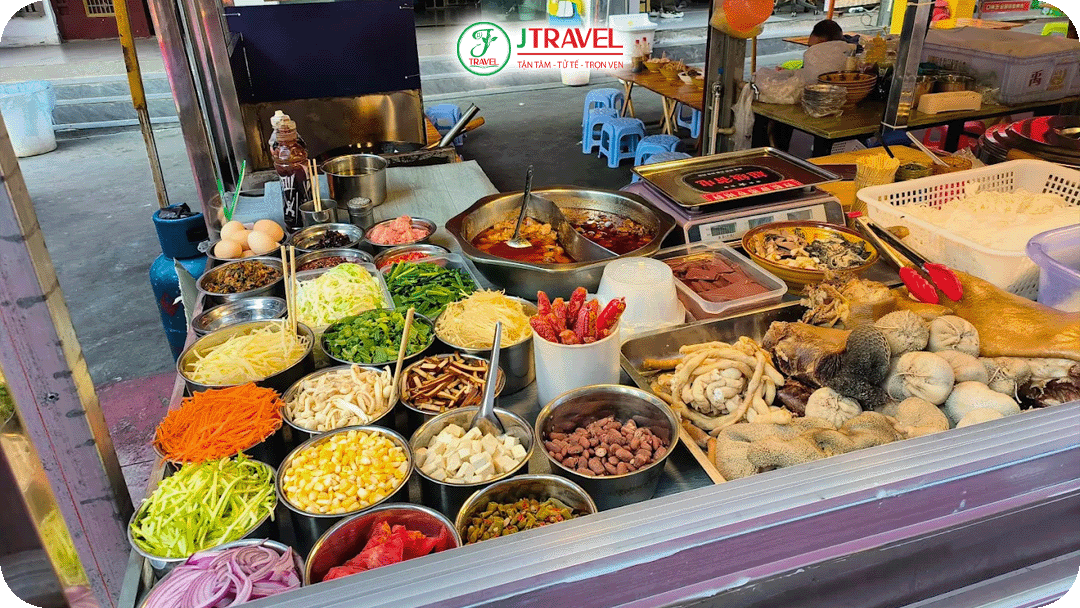 Quầy mì tự chọn với rau, nấm, thịt và nước sốt cay đặc trưng Vân Nam