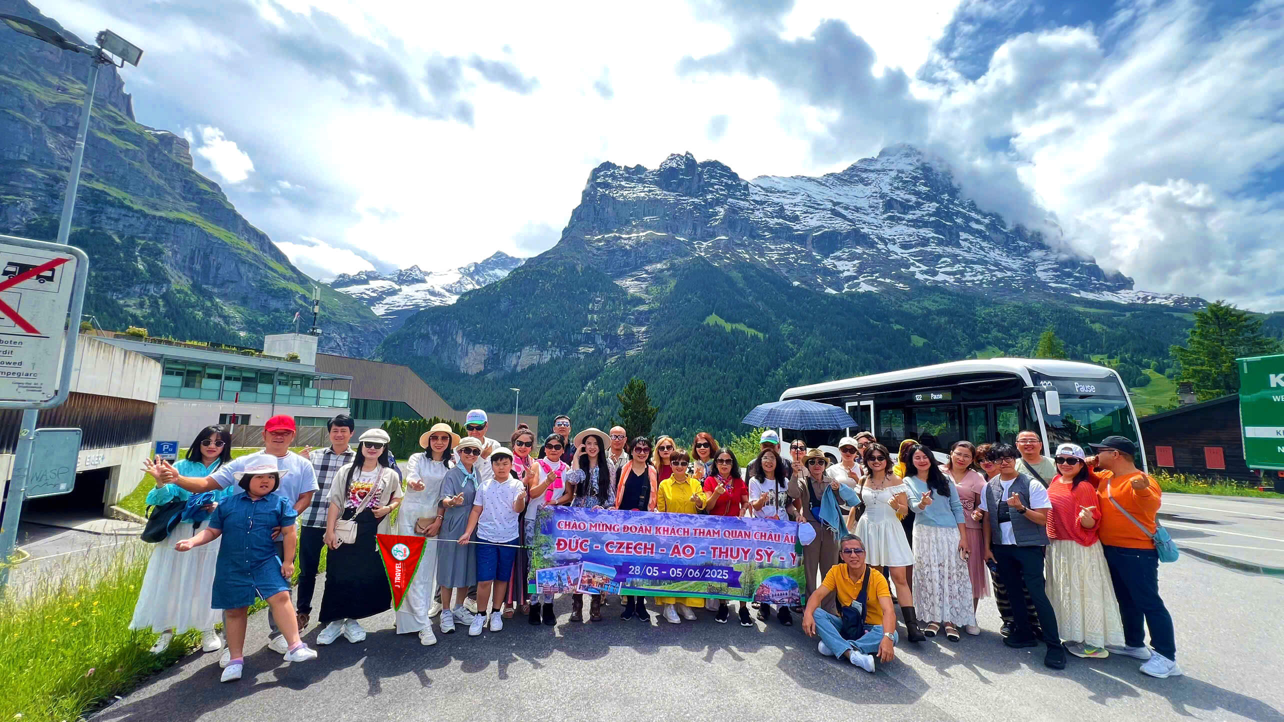 Đoàn khách du lịch đi đỉnh núi Titlis theo tour an toàn và tiện lợi