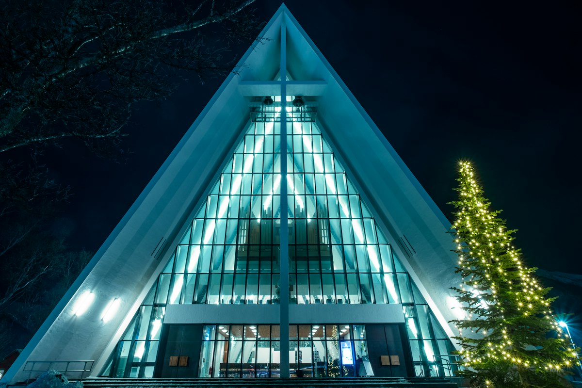 Nhà thờ Bắc Cực ở Tromsø bên cây thông Giáng sinh
