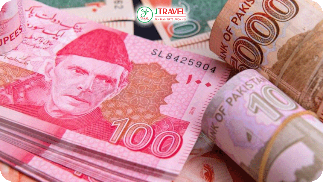 Bạn nên mang theo khoảng 100–200 USD và đổi sang PKR tại sân bay