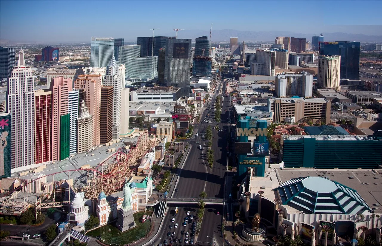 Đại lộ Las Vegas Strip, nơi phát sinh chi phí vé show và mua sắm trong tour Bờ Tây
