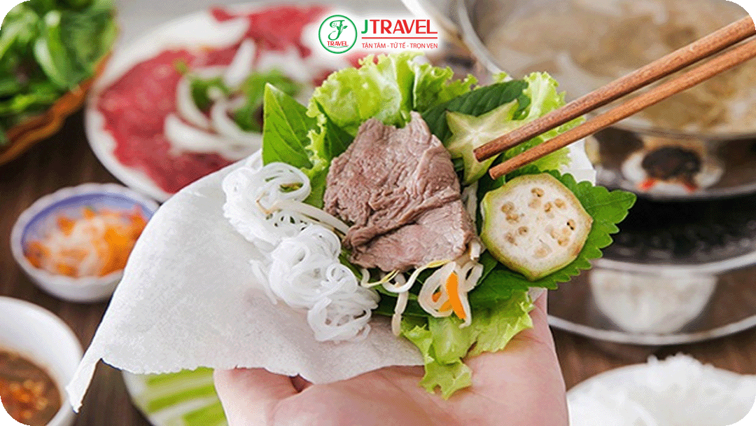 Đặc sản bánh tráng phơi sương cuốn thịt chấm mắm nêm