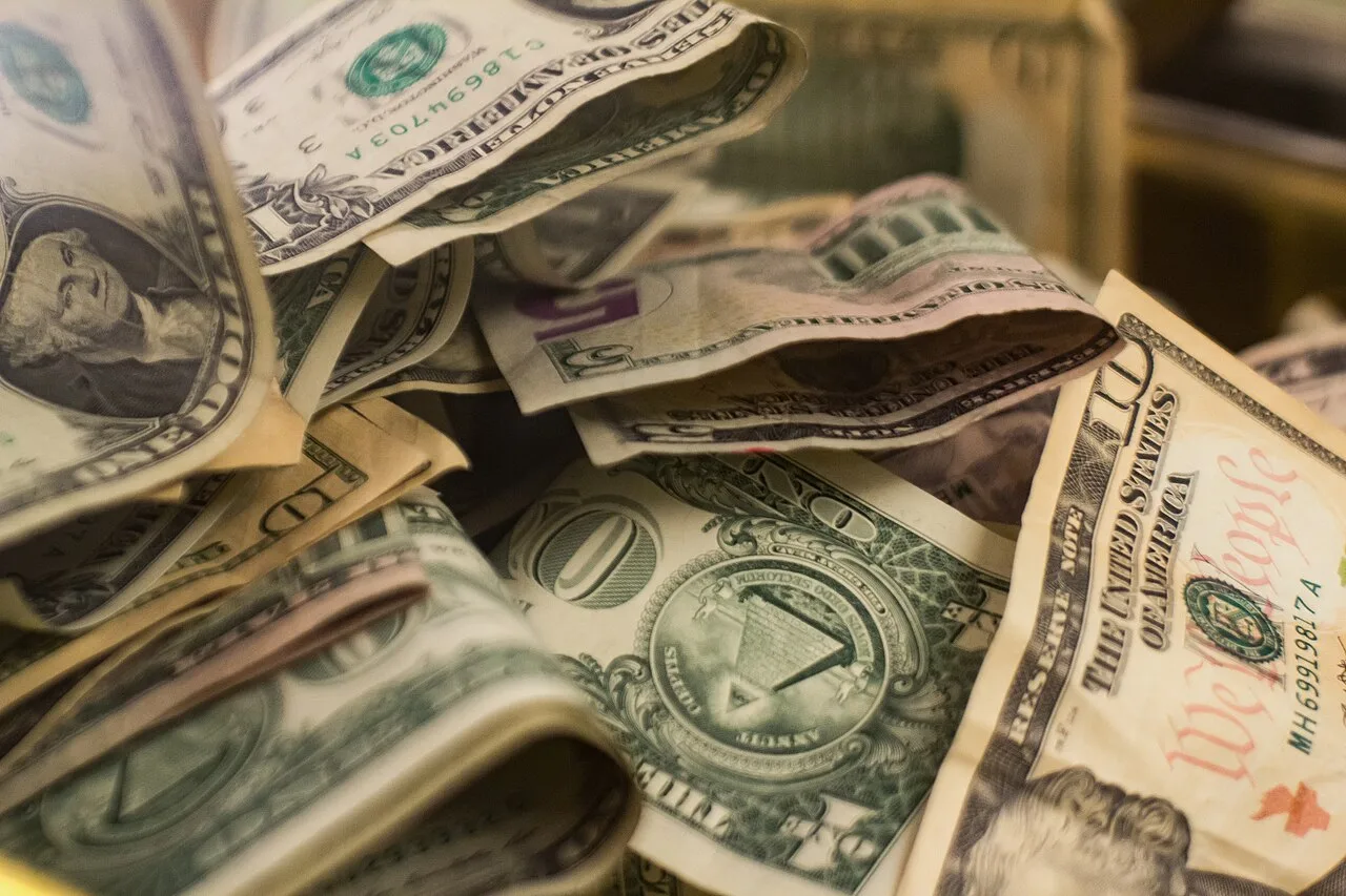 Tiền mặt USD – trên 10.000 USD phải khai báo khi vào Mỹ